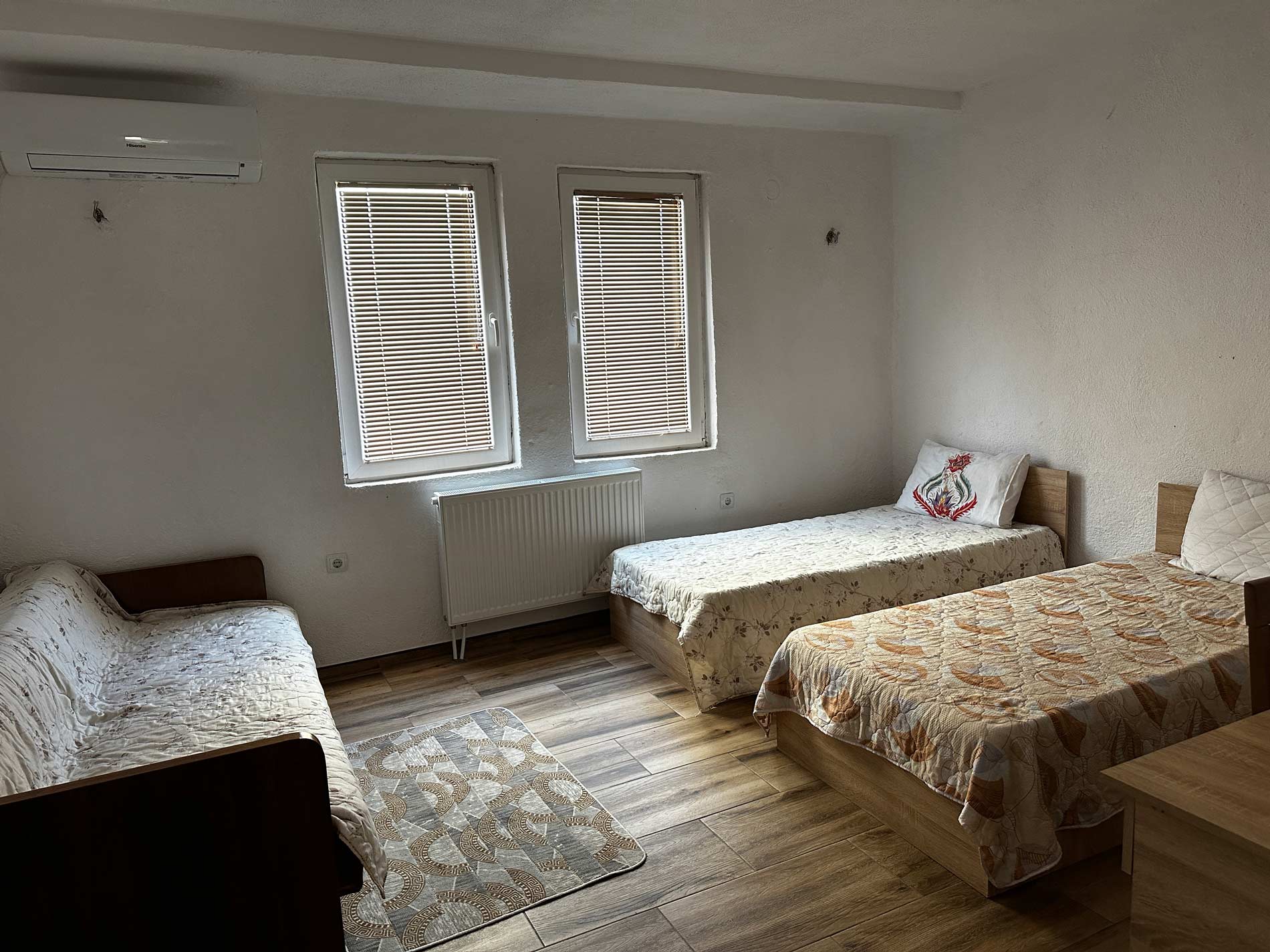 twin, beds, sofa, student, room,