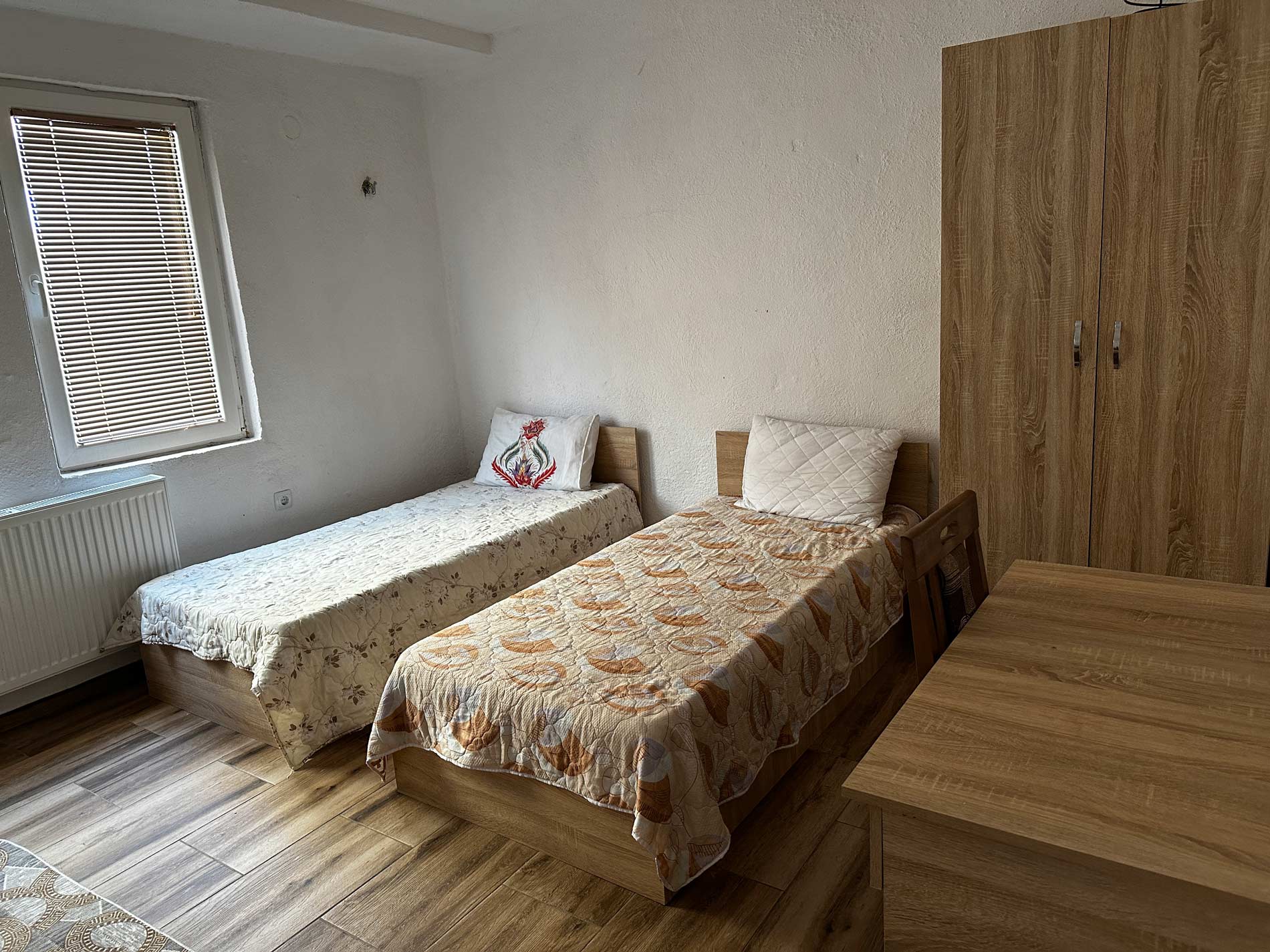 workdesk, wardrobe, twin, beds, student, room