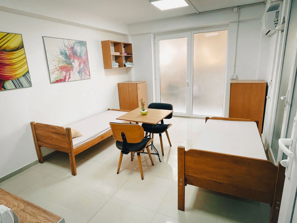 beds, table, chairs, door,