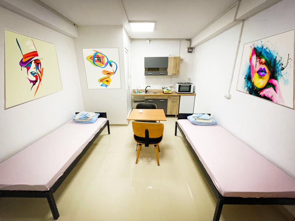 beds, table, chairs, kitchen,
