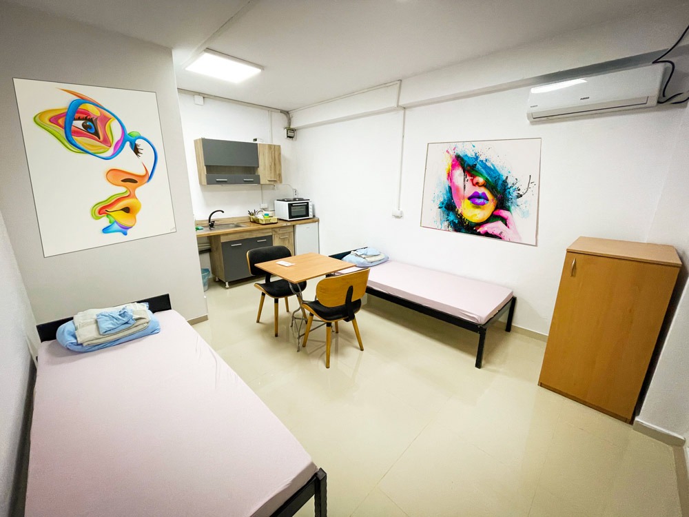 kitchen, beds, table,