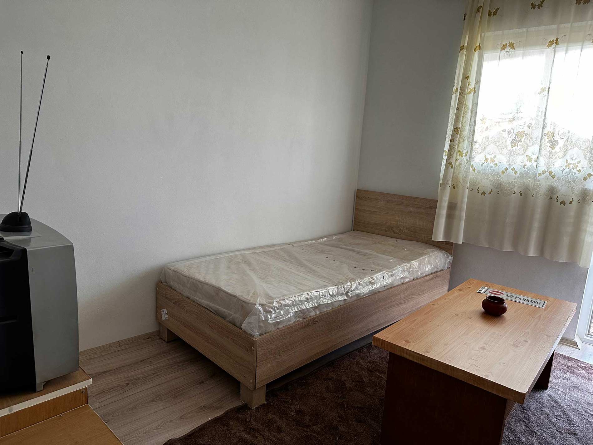 bed, bedroom, table,