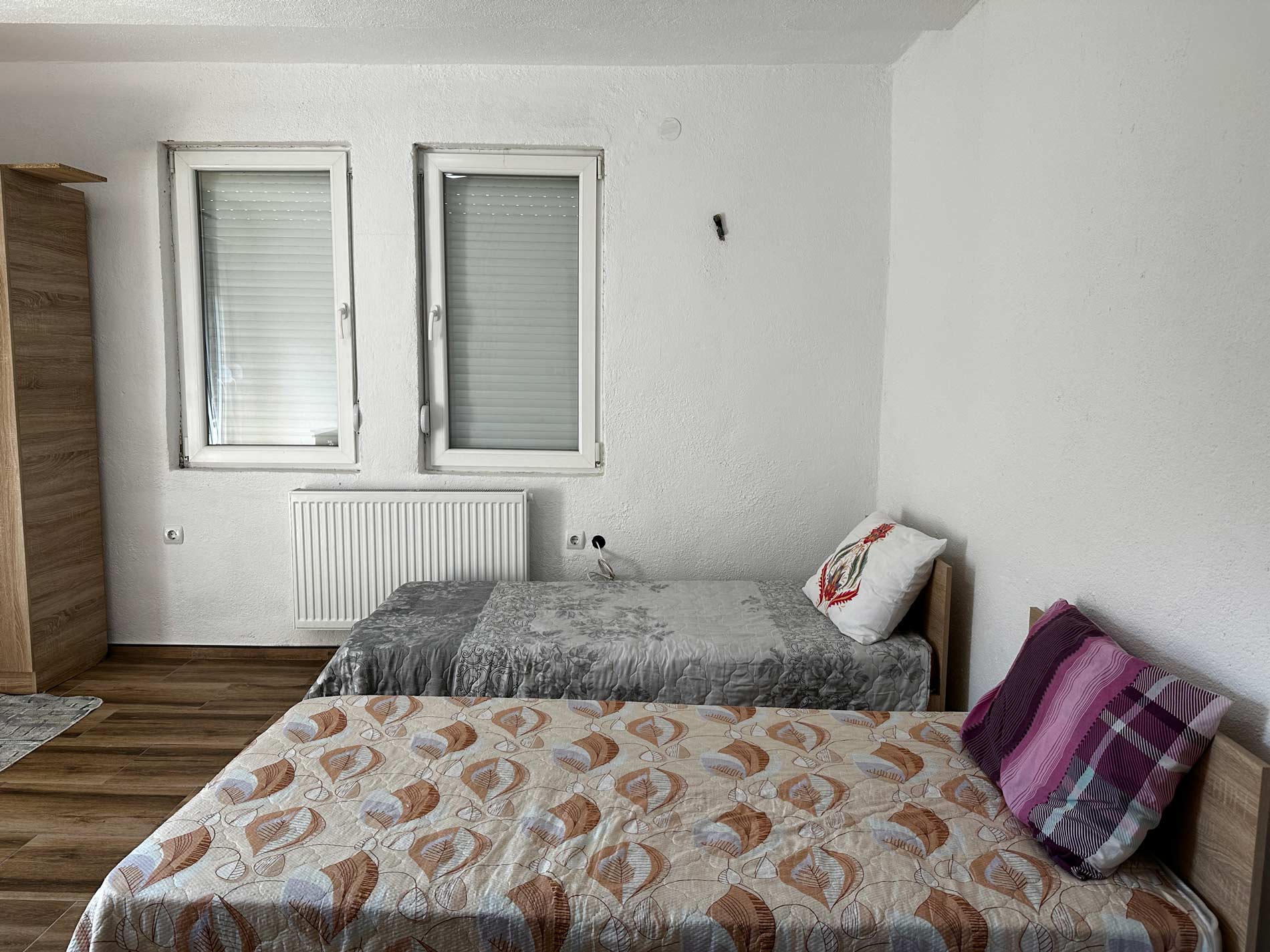 twin, beds, wardrobe, student, room