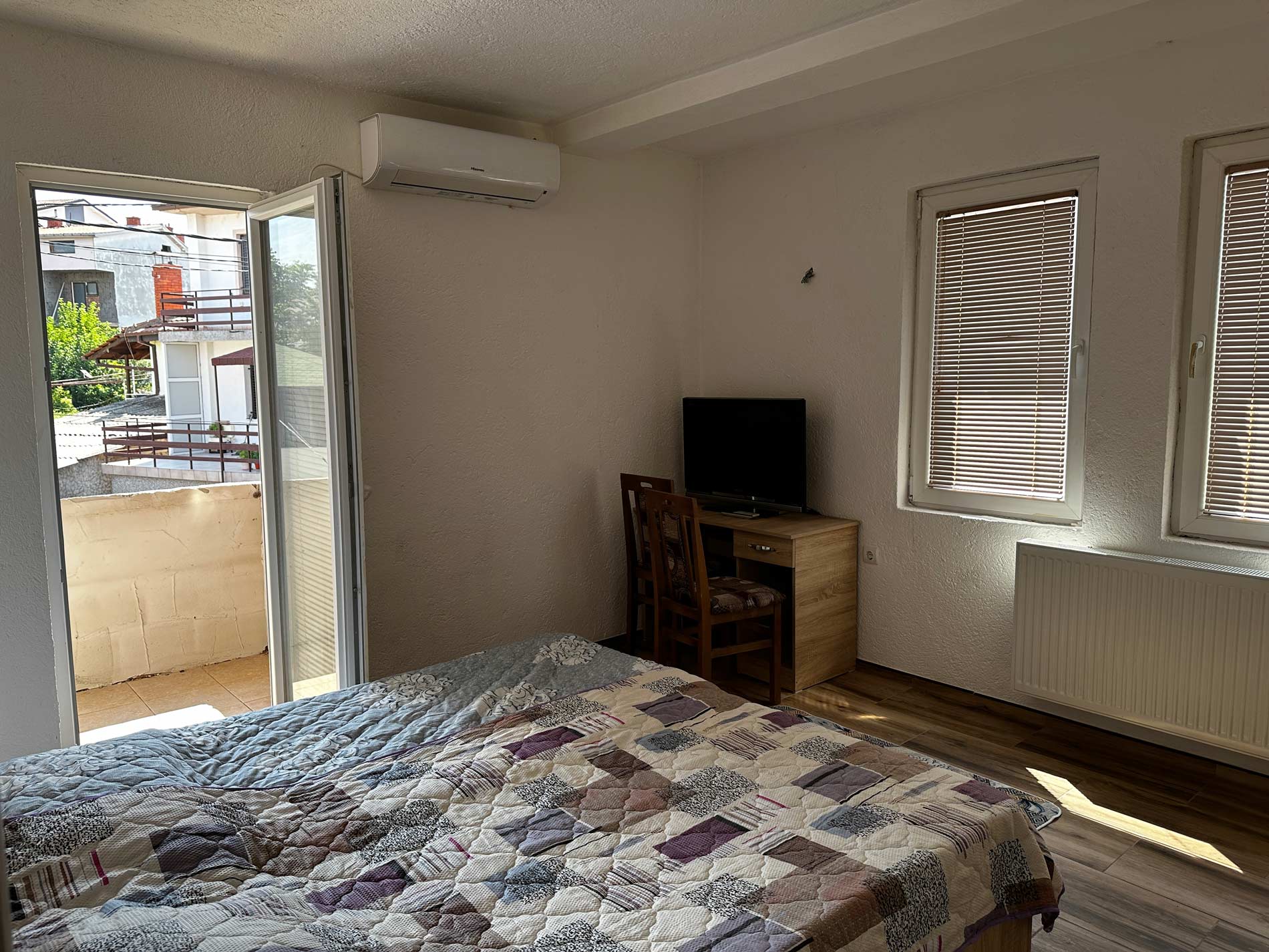 workdesk, tv, balcony, twin, beds, student, room