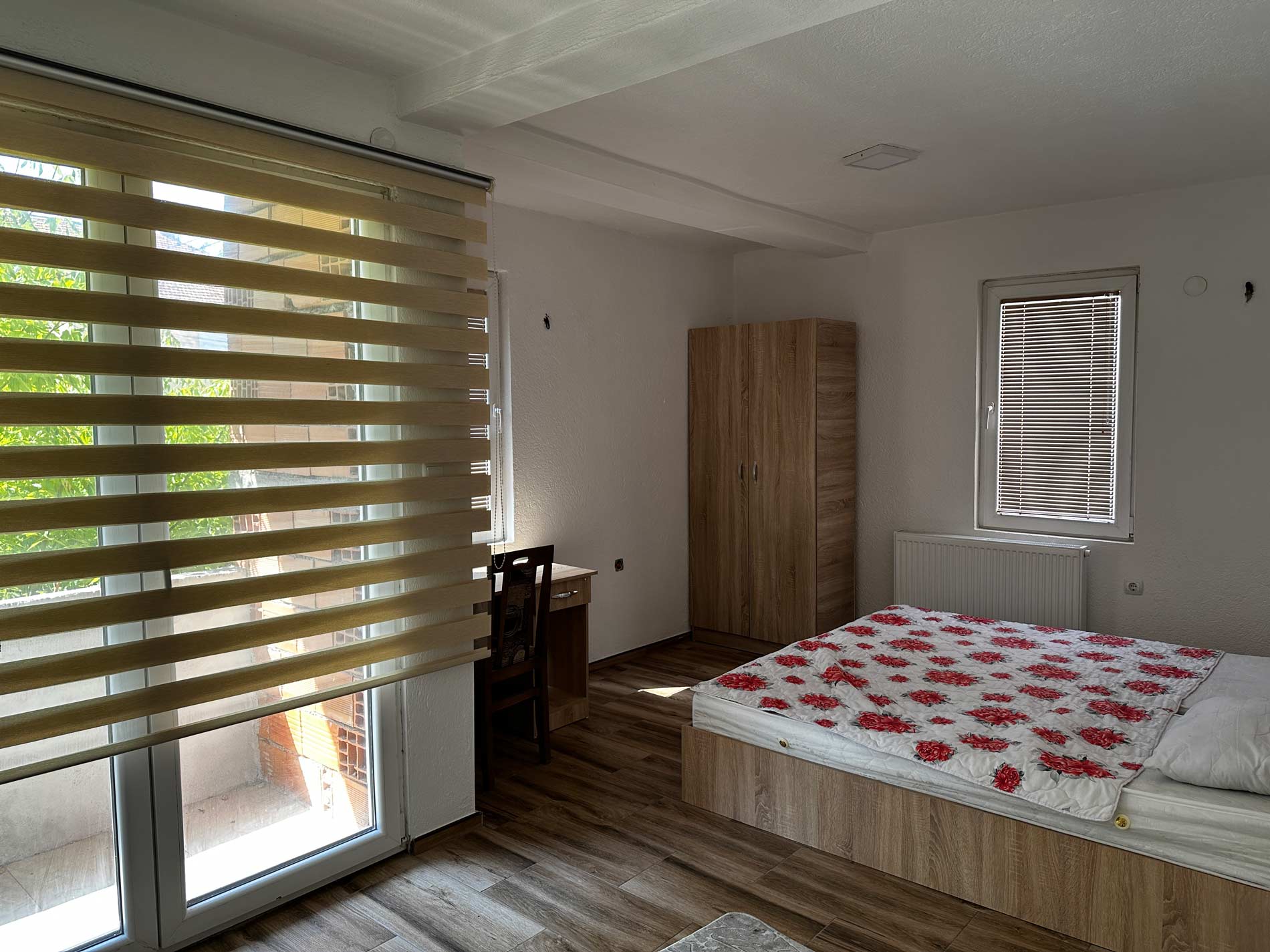 workdesk, wardrobe, balcony, twin, beds, student, room