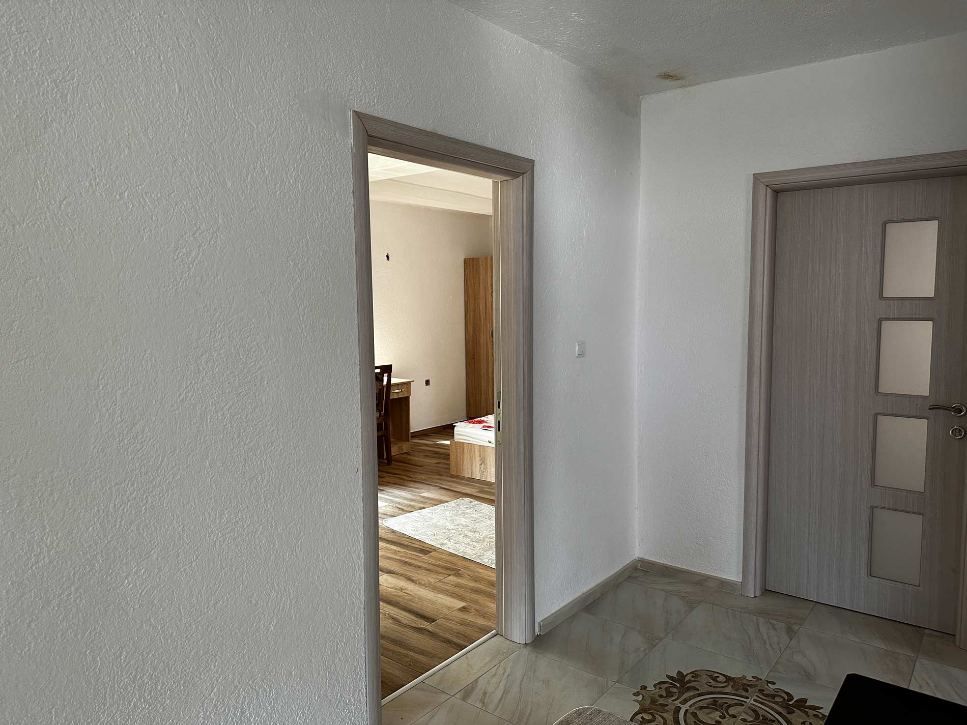 hallway, rooms,