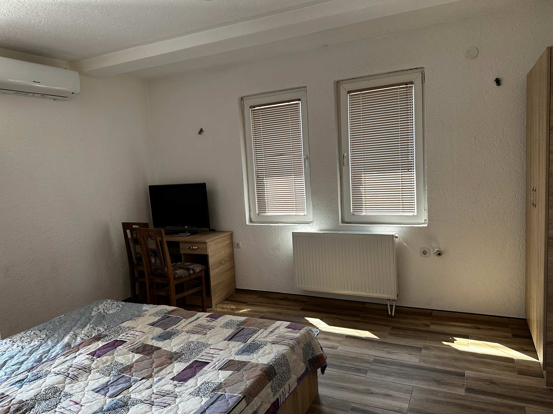 workdesk, tv, balcony, twin, beds, student, room