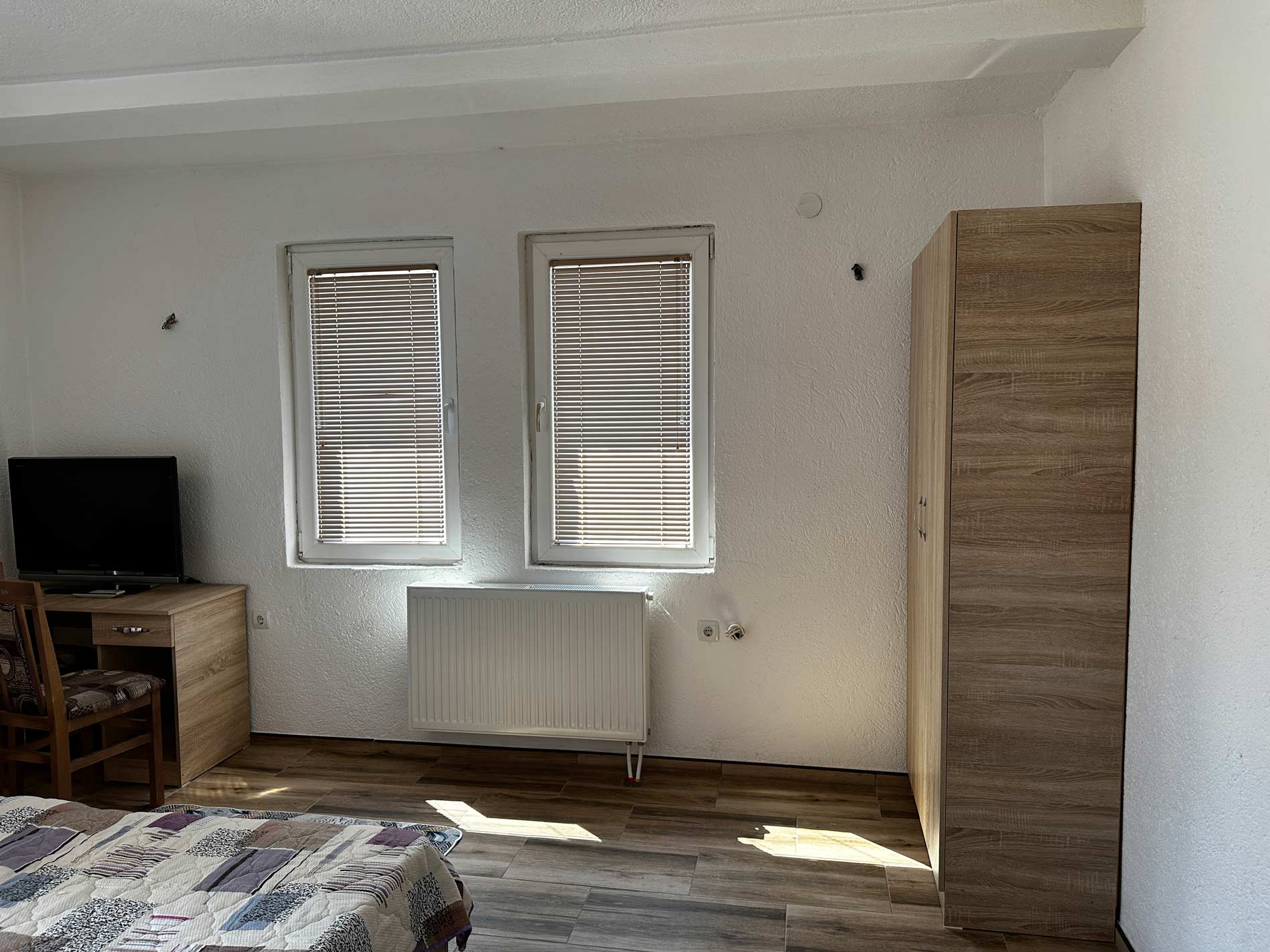 wardrobe, workdesk, tv, balcony, twin, beds, student, room