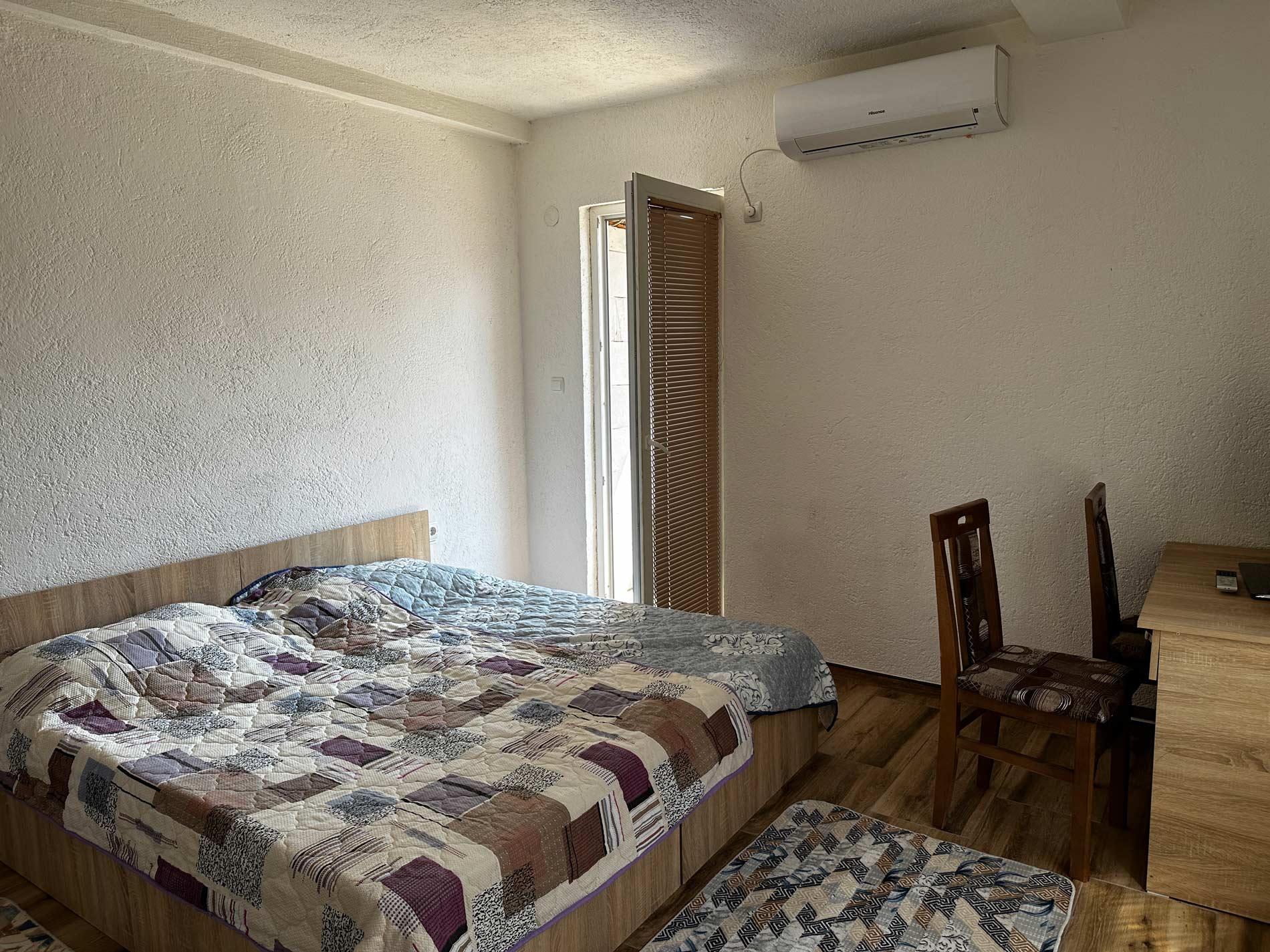 workdesk, tv, balcony, twin, beds, student, room