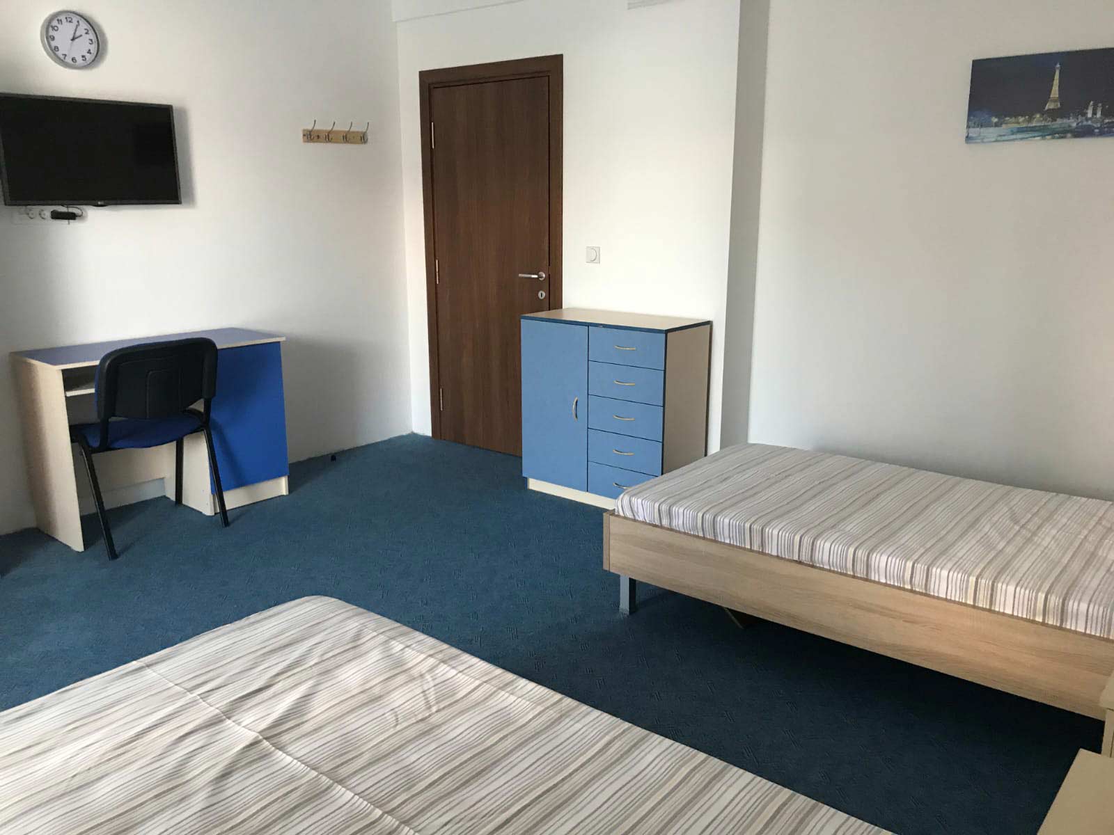 beds, desk, tv,